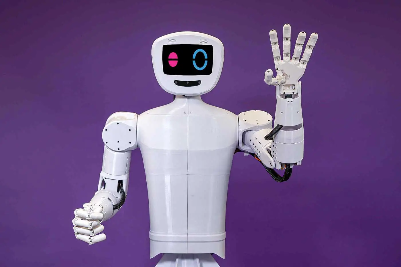 CUSTODE, robot umanoide bianco con volto digitale e una mano alzata